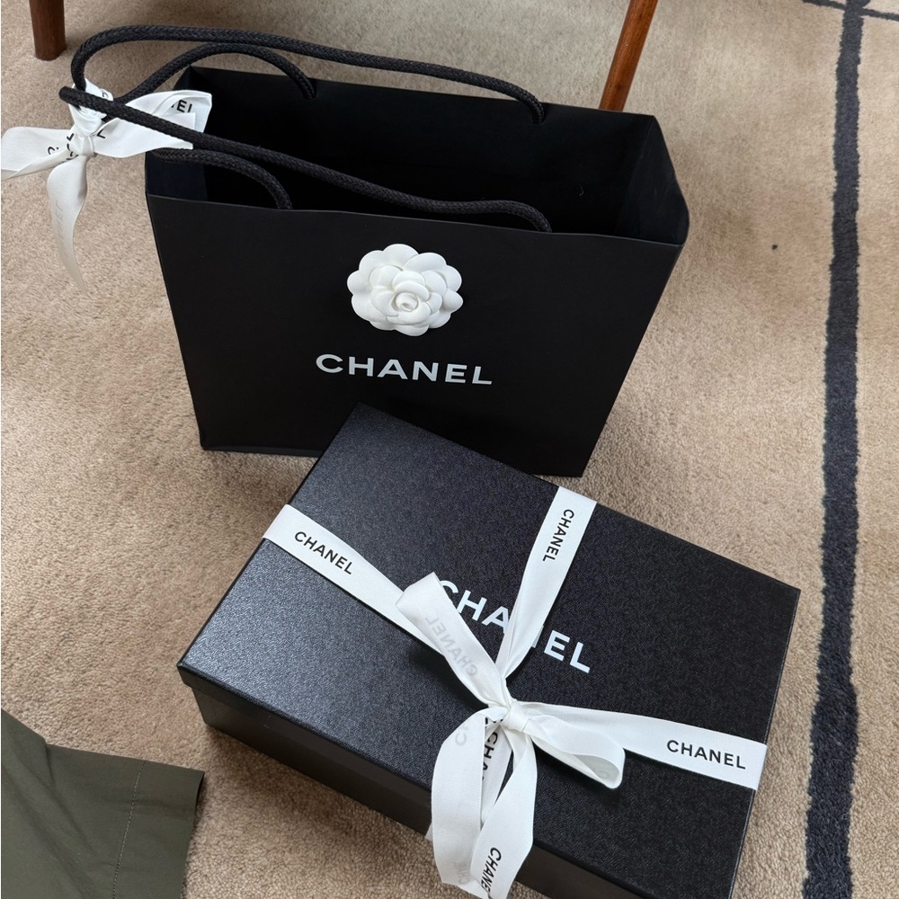 CHANEL Two-Tone Pointed Leather Flat in Black & Burgundy - Picture 4 of 4